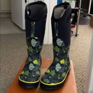 NWT Bogs Classic Tall Tulip